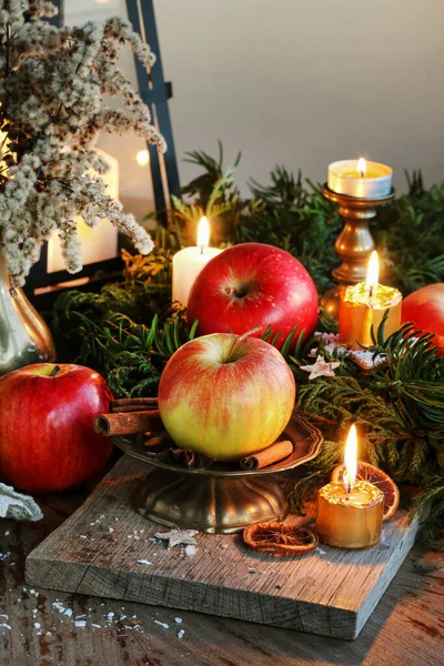 Παραδοσιακή Χριστουγεννιάτικη Διακόσμηση Μήλα Ξυλάκια Κανέλας Και Κεριά Γιορτινή Διακόσμηση — Φωτογραφία Αρχείου