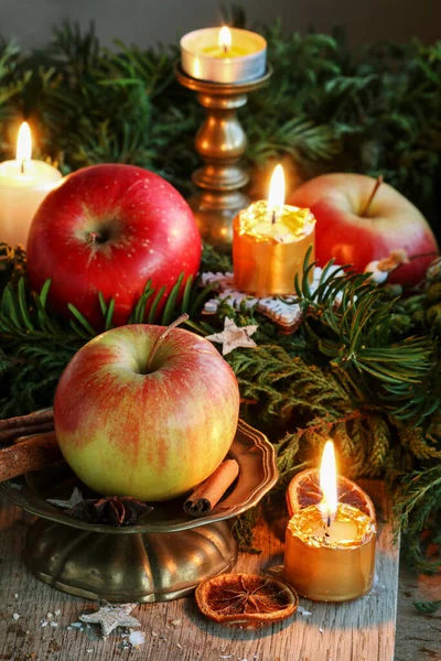 Decoración Tradicional Navideña Con Manzanas Palitos Canela Velas Decoración Festiva —  Fotos de Stock