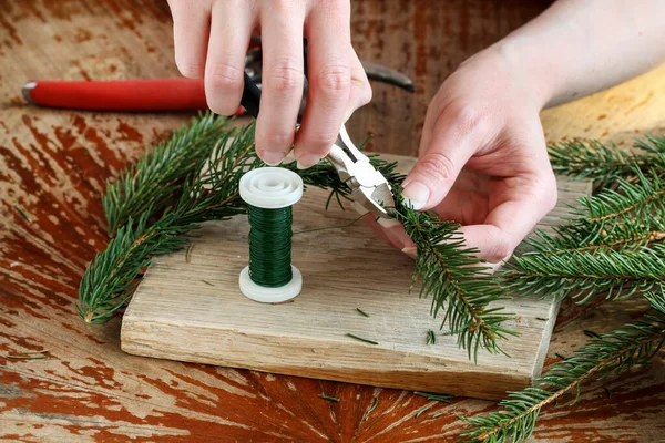 工作中的花匠 女人展示如何用苹果 蜡烛和冷杉枝条做圣诞装饰 一步一步 — 图库照片