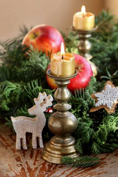 Decorazione Natalizia Tradizionale Con Mele Bastoncini Cannella Candele Decorazione Festiva — Foto Stock