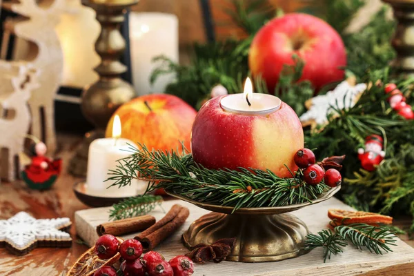 Traditionele Kerstversiering Met Appels Kaneelstokjes Kaarsen Feestelijke Inrichting — Stockfoto