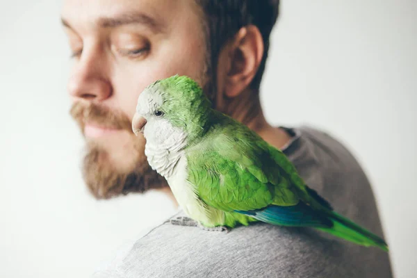 Close Young Beard Man His Pet Quaker Parrot Shoulder Home — 스톡 사진