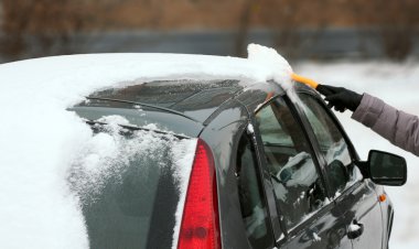 Kar bir arabadan fırçalama kadın eli