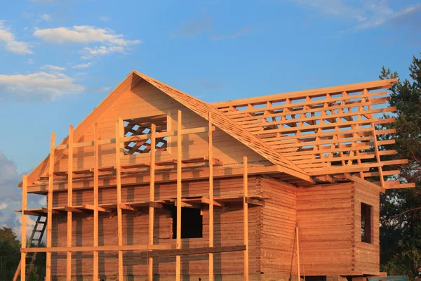 Dřevěný dům ve výstavbě — Stock fotografie
