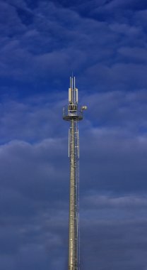 metal hücresel kule ve mavi gökyüzü bulutlu