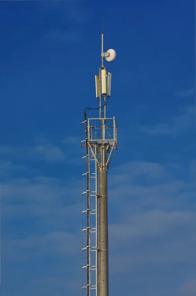 Torre cellulare in calcestruzzo e cielo blu — Foto Stock