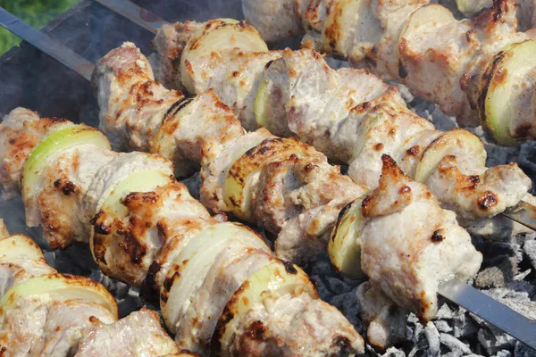 Shgih kebab se preparando nos espetos — Fotografia de Stock
