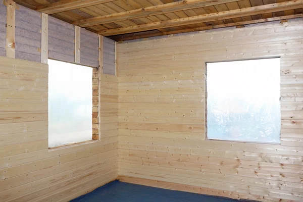 Esquina de la casa de madera cubierta por tablero de reparto —  Fotos de Stock