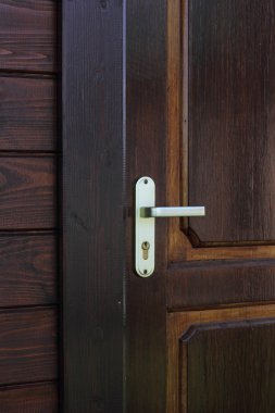 Sarı metal kapı kolu ahşap kapı