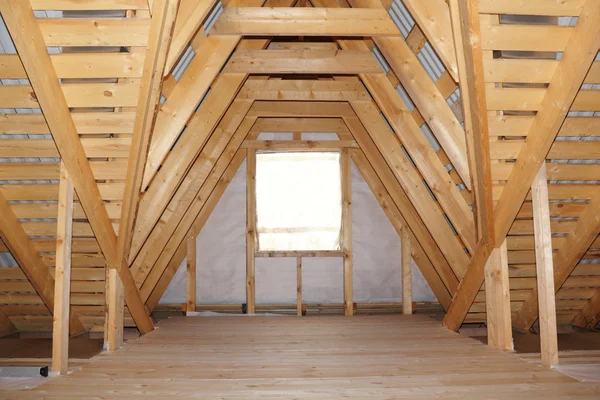 Podkroví v dřevěném domě ve výstavbě - detail Royalty Free Stock Obrázky
