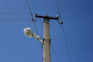 Beton aydınlatma sütun geçiş telleri kapatmak ve gökyüzü