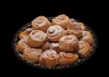 siyah arka plan üzerine yuvarlak tepside taze puffs