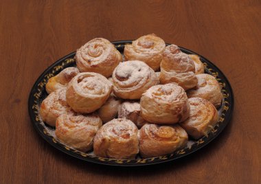 bir tabloda bir tepsi üzerinde taze puffs