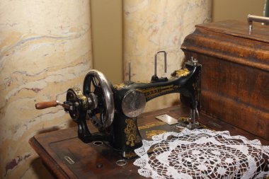 widok z lewej Vintage czarny maszyn do szycia