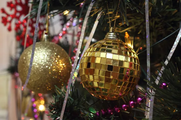 Christmas decorations: two gold spheres, focus on the right — Stock Photo, Image