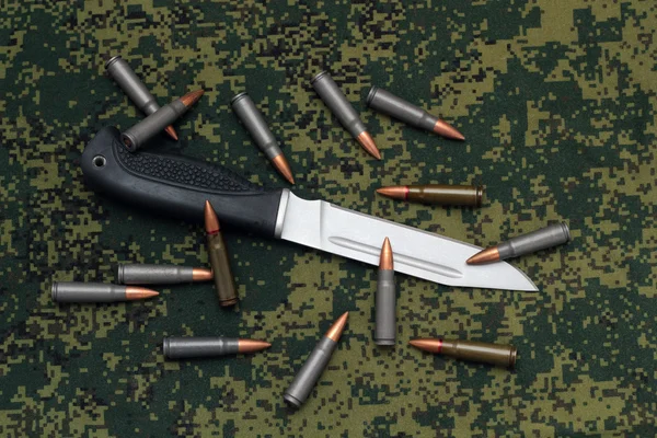 Στρατιωτική sheathless μαχαίρι και κασέτες στο backround καμουφλάζ — Φωτογραφία Αρχείου