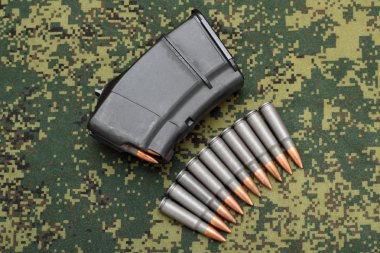 Dolgulu dergi ve dijital kamuflaj on kartuşları