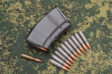 yüklenen dergi ve dijital kamuflaj onbir kartuşları