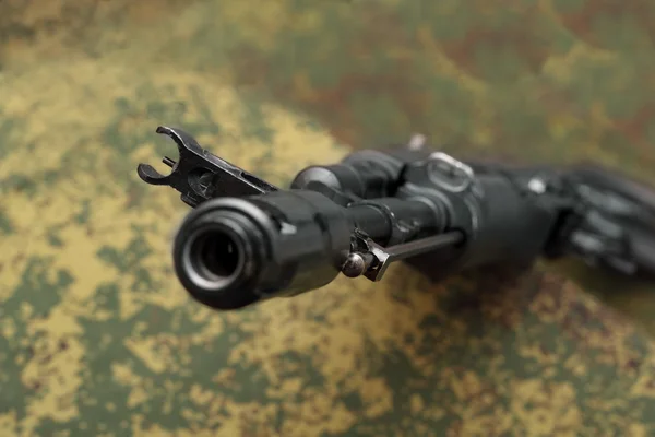 Вид штурмової гвинтівки з дулового гальма на передньому прицілі на камуфляжі — стокове фото