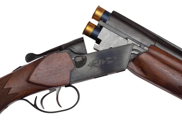 Pistola de caça de cano duplo aberta com dois cartuchos azuis close-up isolado em branco — Fotografia de Stock