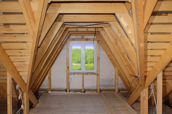 Dachgeschoss im Bau (Dachrahmen und Kunststofffenster)) — Stockfoto