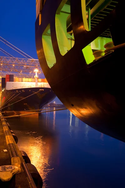 Kontejnerové lodě za soumraku — Stock fotografie