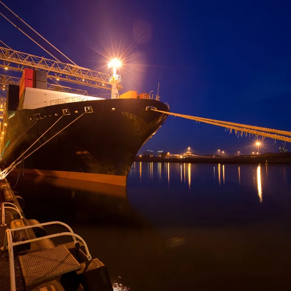 Nachtansicht eines Frachtschiffs — Stockfoto