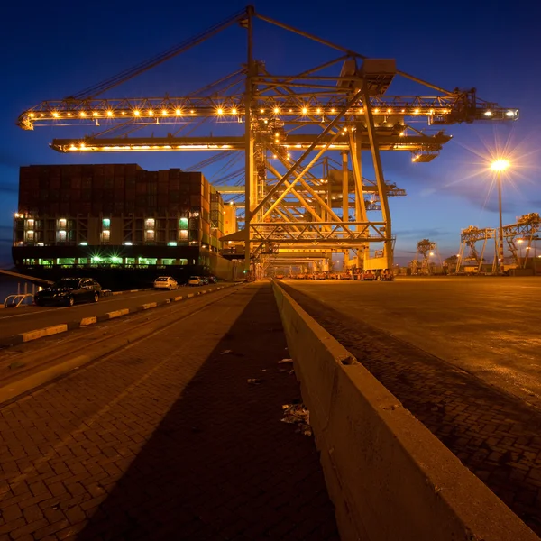 Lastning og losning ved en containerterminal - Stock-foto