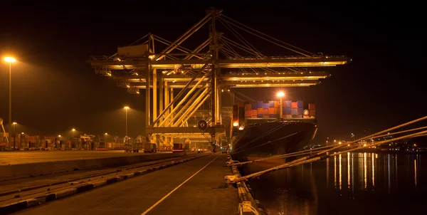 Loading and unloading at a container terminal — Stock Photo, Image