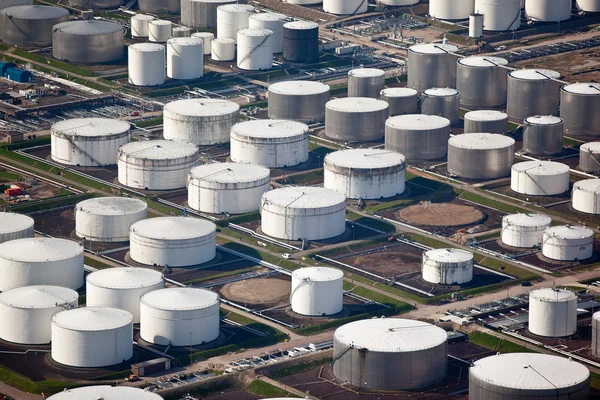 Vista aérea del almacenamiento de petróleo en una refinería — Foto de Stock