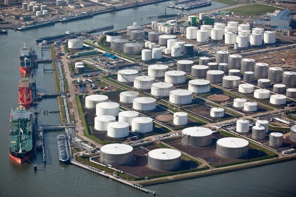 Olieterminal in een haven — Stockfoto