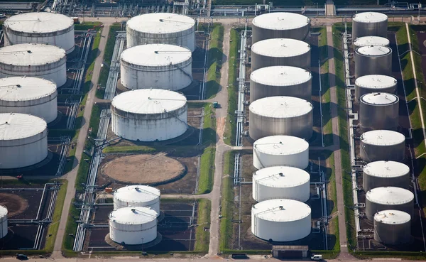 Oil terminal in a harbor — Stock Photo, Image