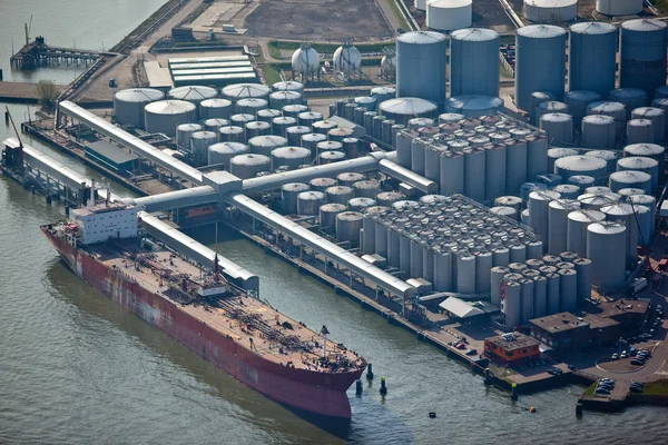 Liquid bulk carrier docked and unloading — Stock Photo, Image