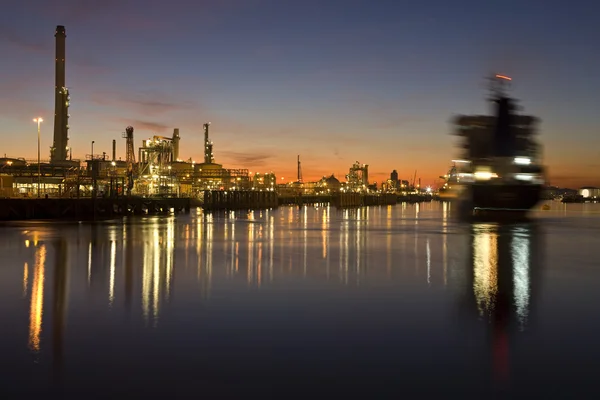 Zeehavengebied bij zonsondergang — Stockfoto