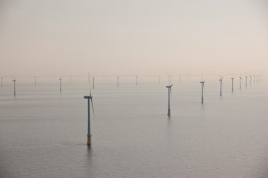 Beyaz rüzgar türbini elektrik üretme