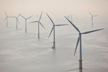 Beyaz rüzgar türbini elektrik üretme