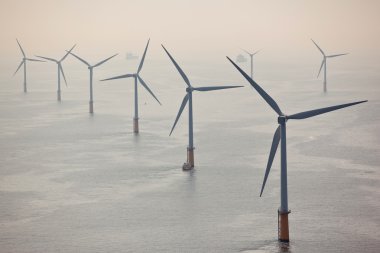 Beyaz rüzgar türbini elektrik üretme