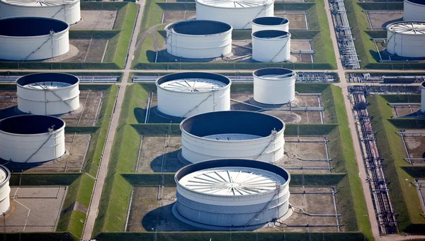 Stoccaggio di petrolio e gas in porto — Foto Stock
