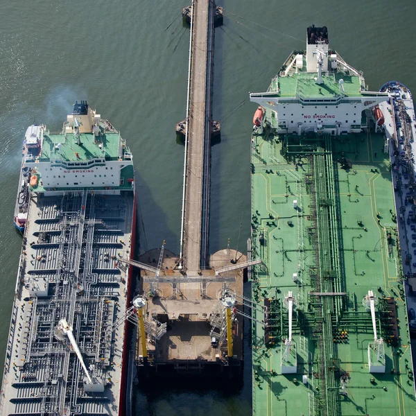 Frachtschiffe werden im Frachtterminal beladen — Stockfoto