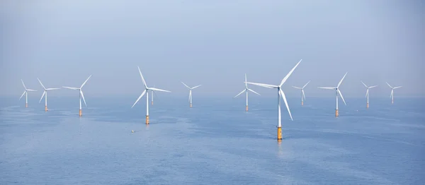 Witte windturbine opwekking van elektriciteit — Stockfoto