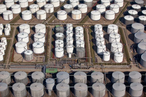 Almacenamiento de petróleo y gas en puerto — Foto de Stock