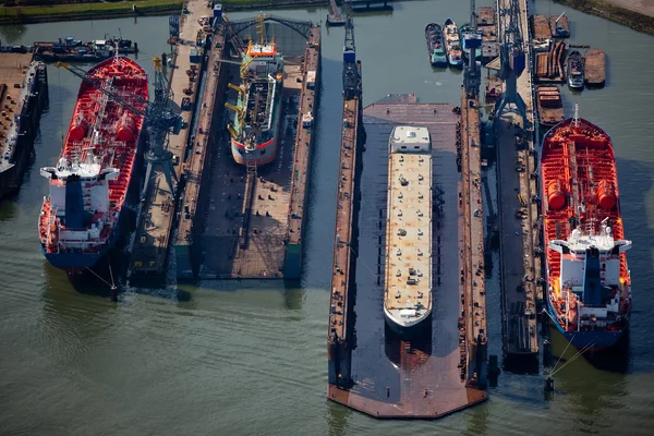 Barge am Dock — Stockfoto