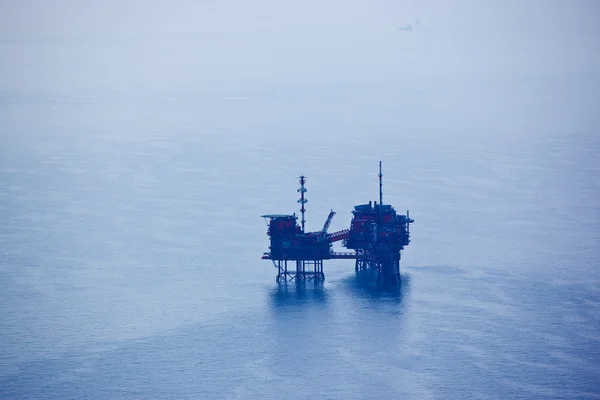 Tender Drilling Oil Rig sulla piattaforma di produzione — Foto Stock