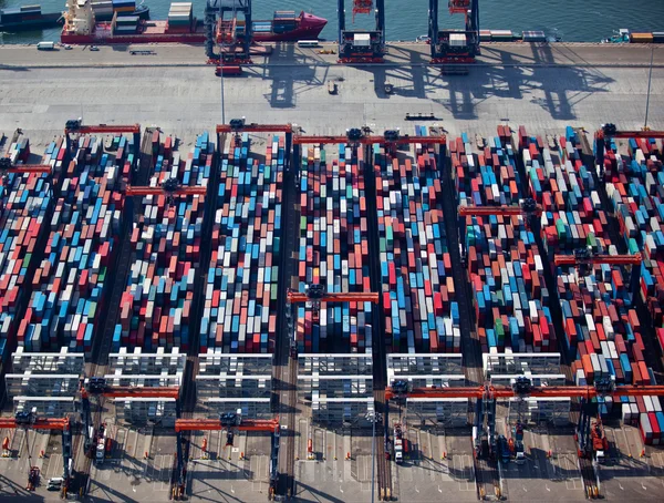 Carico di navi da carico nel terminal merci — Foto Stock