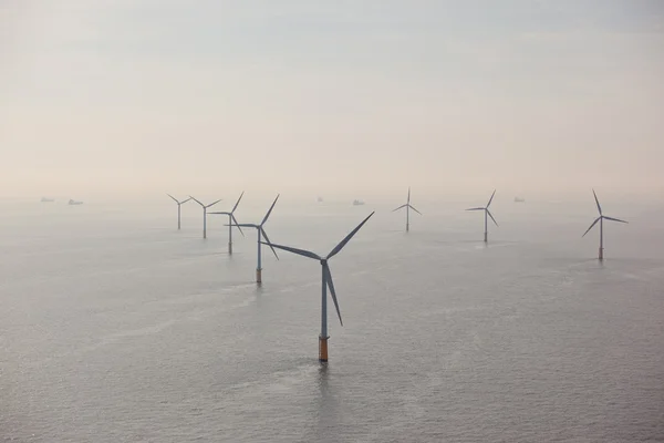 Weiße Windkraftanlage zur Stromerzeugung — Stockfoto