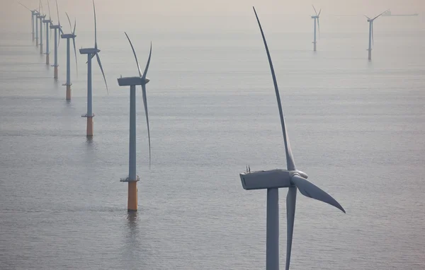 Witte windturbine opwekking van elektriciteit — Stockfoto