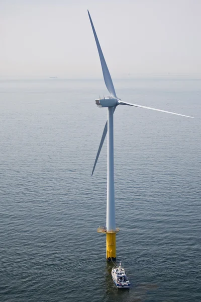 Turbine éolienne blanche générant de l'électricité — Photo