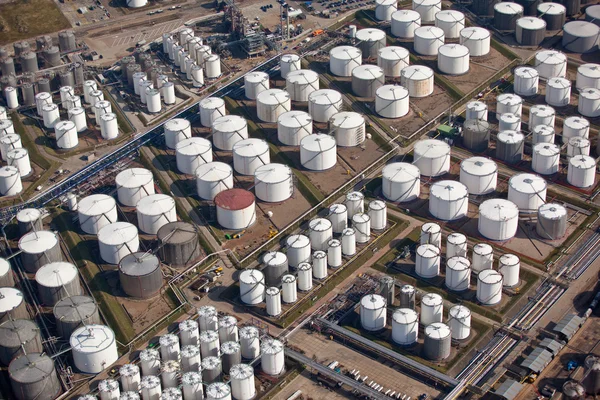 Αποθήκευσης πετρελαίου και φυσικού αερίου στο λιμάνι — Φωτογραφία Αρχείου