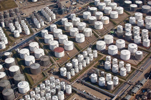 Almacenamiento de petróleo y gas en puerto — Foto de Stock