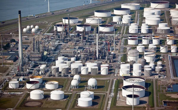 Almacenamiento de petróleo y gas en puerto — Foto de Stock